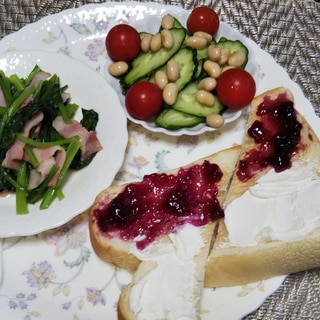 小松菜ベーコン炒めとだいず野菜サラダとトースト☆